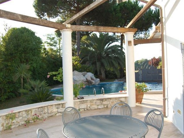 Casa Indipendente in Vendita a Montignoso, zona Cinquale, 300 m², con Box