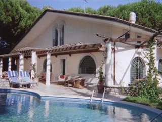 Casa Indipendente in Vendita a Montignoso, zona Cinquale, 300 m², con Box