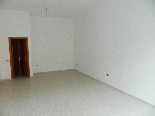 Immobile commerciale in Affitto a Sarzana, 900€, 45 m²