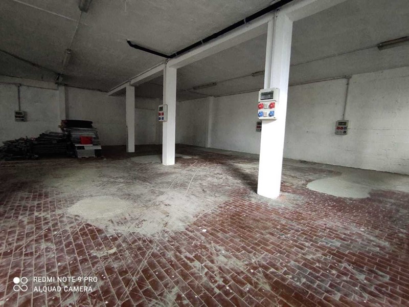 Capannone in Vendita a Luni, zona Dogana, 230'000€, 300 m²