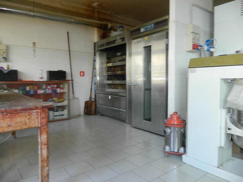 Attività commerciale in Vendita a Castelnuovo Magra, 150'000€, 140 m², arredato