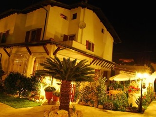 Casa Indipendente in Vendita a Montignoso, 3'000'000€, 600 m², con Box