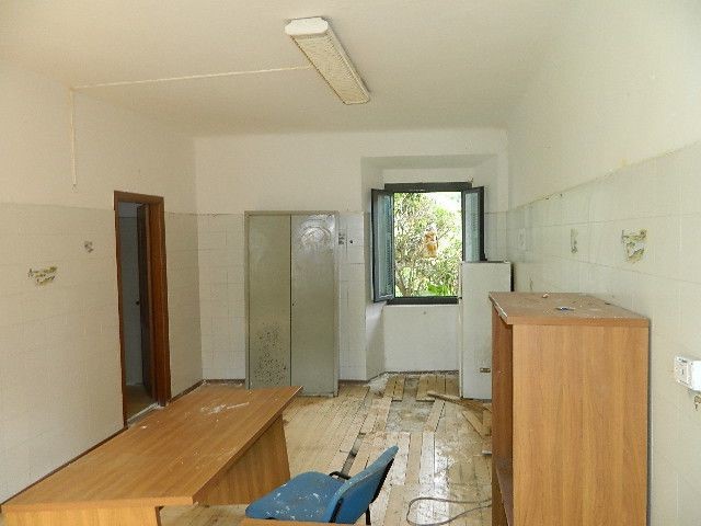 Immobile commerciale in Vendita a Luni, 55'000€, 31 m²