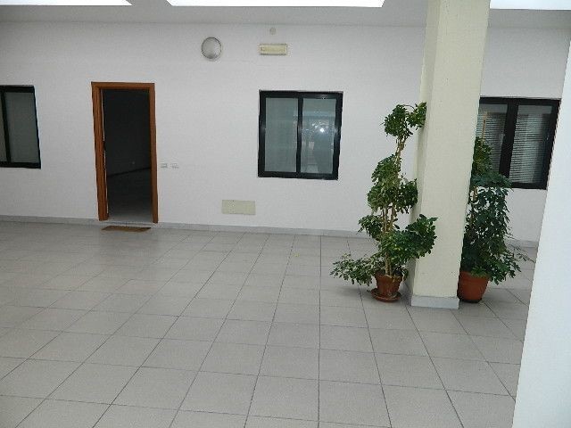 Ufficio in Vendita a Luni, 150'000€, 100 m²
