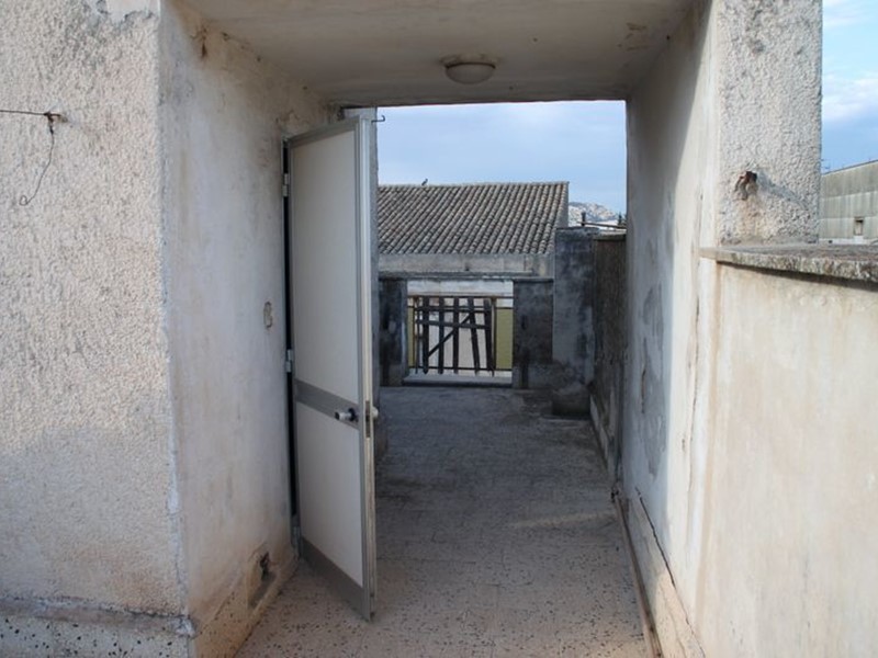 Appartamento in Vendita a Floridia, 90'000€, 280 m², con Box