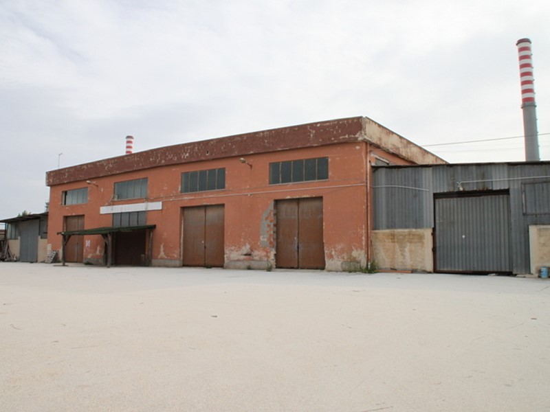 Capannone in Vendita a Siracusa, zona TARGIA, 1400 m²