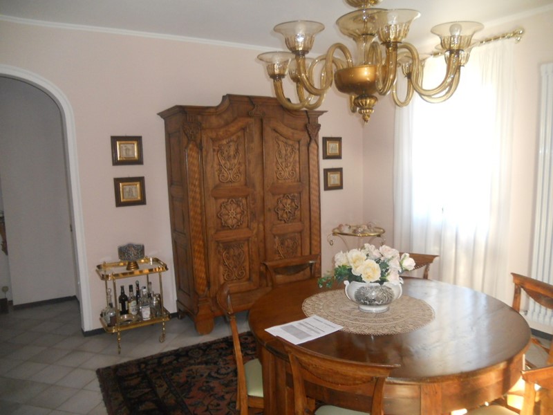 Villa in Vendita a Castelnuovo Magra, 900'000€, 390 m², arredato, con Box