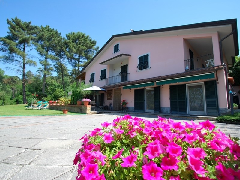 Villa in Vendita a Sarzana, 960'000&euro;, 350 m², con Box