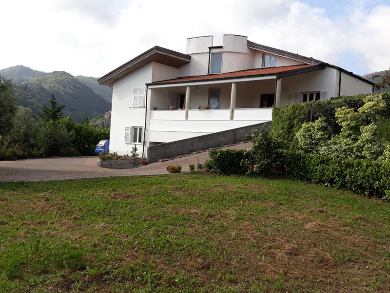 Casa Indipendente in Vendita a Fosdinovo, 850'000€, 200 m², con Box