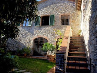 Casa Indipendente in Vendita a Ameglia, zona Bocca Di Magra, 870'000&euro;, 300 m², con Box