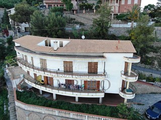 Casa Semi Indipendente in Vendita a Ventimiglia, zona Collasgarba, 390'000€, 140 m², con Box