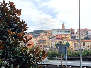 Trilocale in Vendita a Ventimiglia, zona Centro, 160'000€, 86 m²