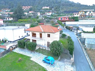 Casa Indipendente in Vendita a Ventimiglia, zona Seglia, 450'000€, 160 m², con Box