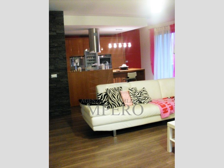Trilocale in Vendita a Ventimiglia, zona Porra, 300'000€, 80 m²