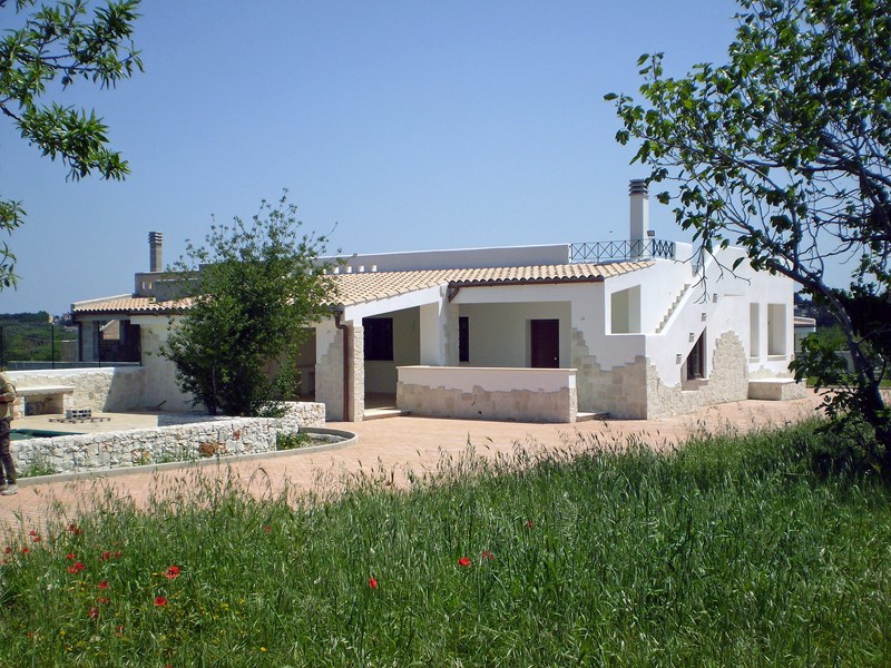 Villa in Vendita a Monopoli, zona contrada Cozzana/S.Oceano, 350'000€, 145 m², con Box