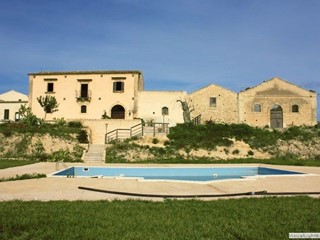 Attività commerciale in Vendita a Noto, zona Contrada Eloro-pizzuta, 800'000€, 1850 m²