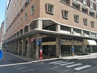 Immobile commerciale in Affitto a Bologna, 1'700€, 2460 m²