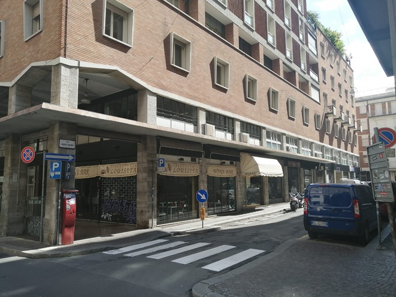 Immobile commerciale in Affitto a Bologna, 1'700€, 2460 m²