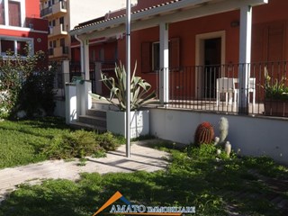 Casa Semi Indipendente in Vendita a Pozzallo, zona Lungomare pietre nere, 270'000€, 170 m², con Box