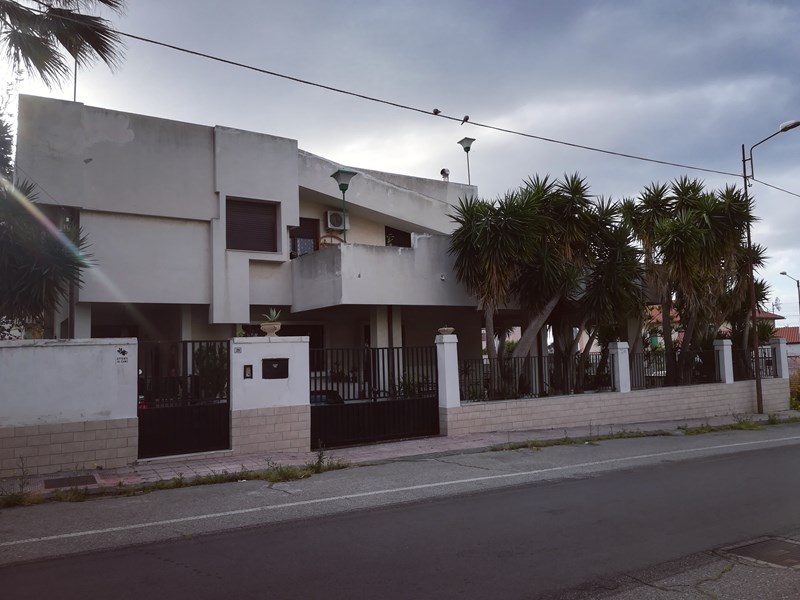 Villa in Vendita a Melito di Porto Salvo, zona Melito di porto salvo, 145'000€, 400 m²