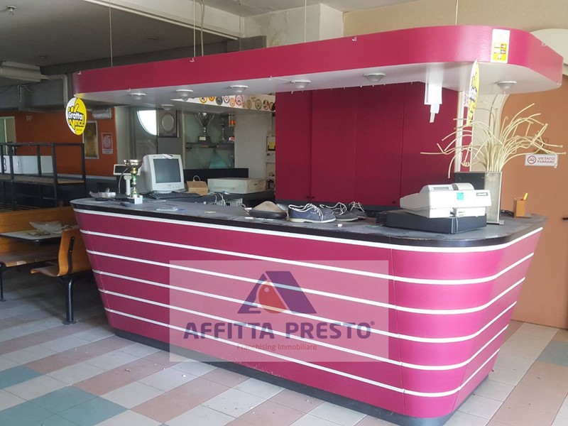 Attività commerciale in Affitto a Empoli, zona Carraia, 1200 m²