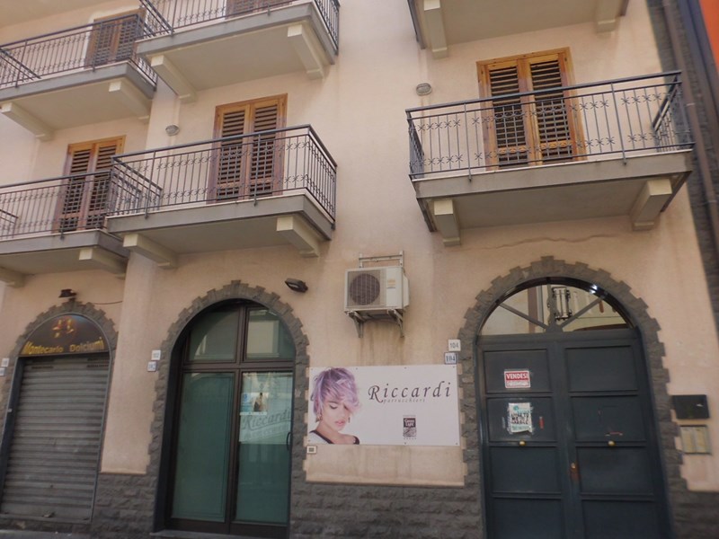 Trilocale in Vendita a Aci Catena, zona Via Vittorio Emanuele, 119'000€, 90 m²