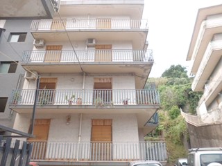 Trilocale in Vendita a Aci Catena, zona Via Madonna del Sangue, 90'000€, 80 m²