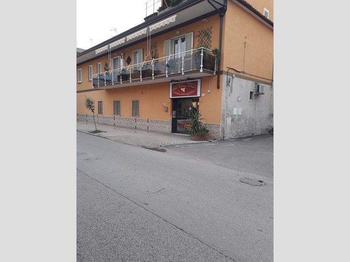 Immobile commerciale in Vendita a Santa Maria Capua Vetere, zona via Galatina, 80'000€, 77 m²