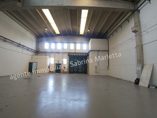 Capannone in Affitto a Beinasco, 3'200€, 1140 m²