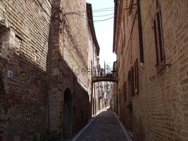 Casa Indipendente in Vendita a Monsampolo del Tronto, zona Monsampolo, 165'000€, 600 m²