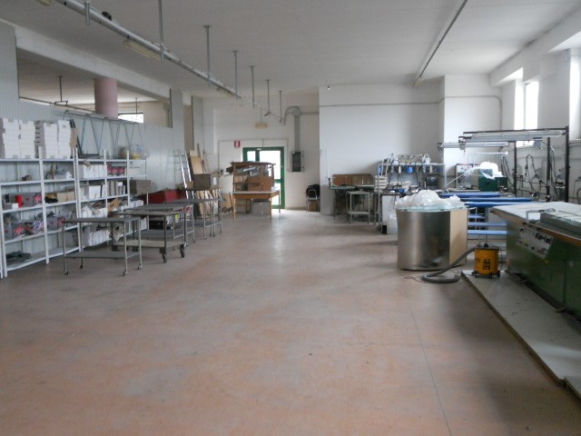 Capannone in Vendita a Ascoli Piceno, zona Folignano, 690'000€, 1000 m²