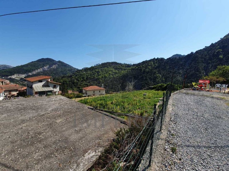 Magazzino in Vendita a Ventimiglia, zona Serro, 60'000€, 80 m²