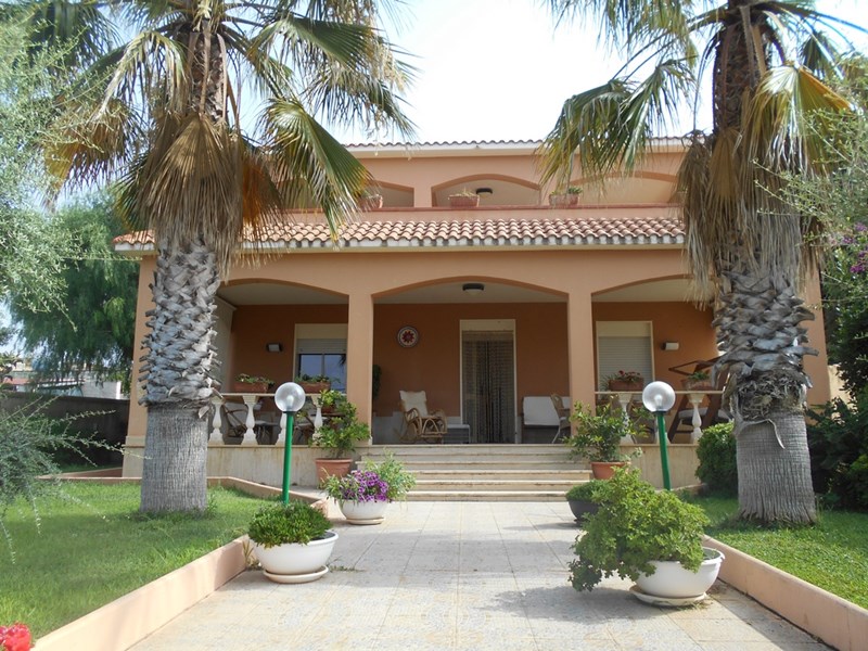 Villa in Vendita a Castelvetrano, zona Emporio, 245'000&euro;, 323 m², con Box