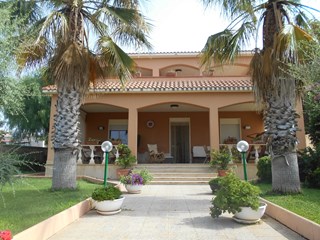 Villa in Vendita a Castelvetrano, zona Emporio, 245'000&euro;, 323 m², con Box