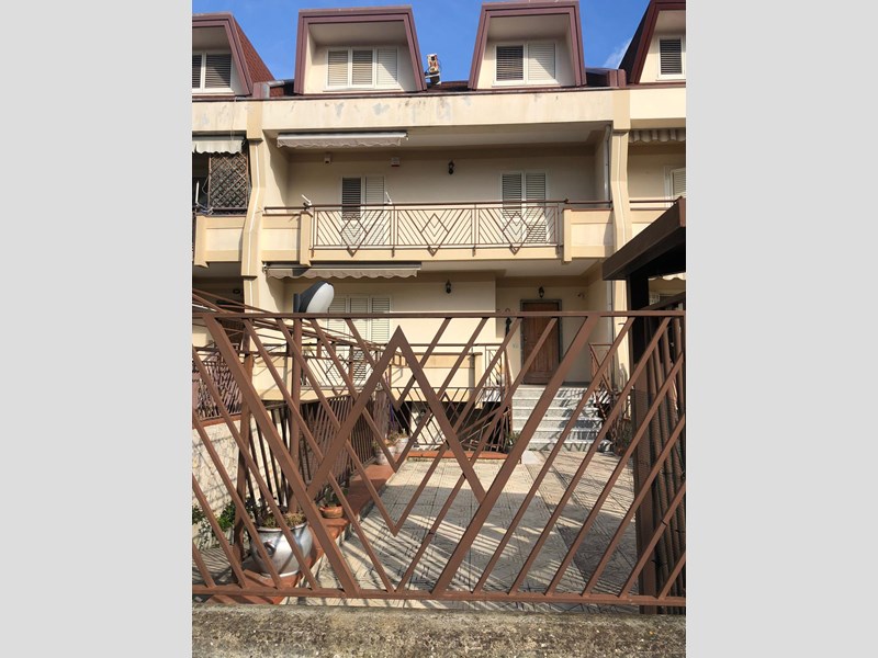 Villetta a schiera in Vendita a San Prisco, zona CENTRALE VIA STELLATO, 400'000€, 240 m², con Box