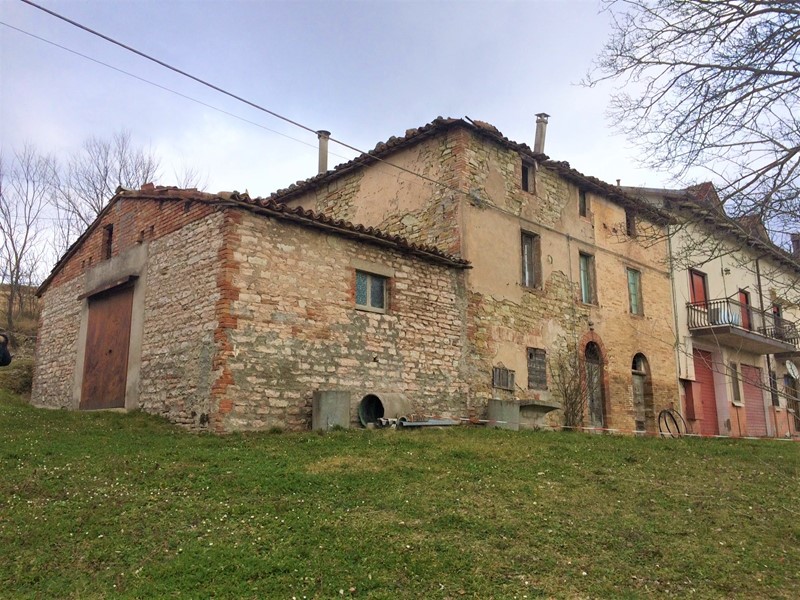 Rustico in Vendita a Fabriano, zona Frazioni, 130'000€, 420 m²