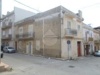 Appartamento in Vendita a Castelvetrano, zona Via Selinunte, 83'000&euro;, 110 m²