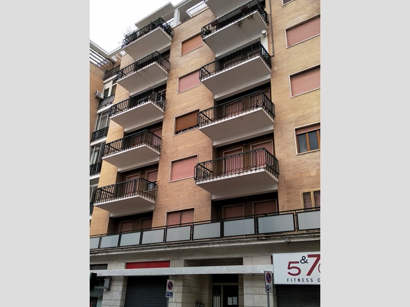 Appartamento in Vendita a Lecce, zona Quartiere Leuca, 140'000€, 132 m², arredato