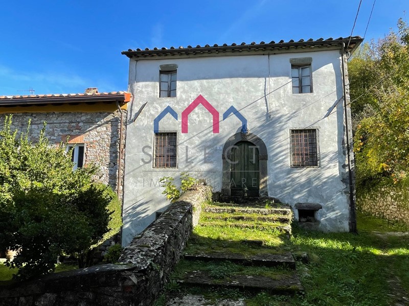 Casa Semi Indipendente in Vendita a Borgo a Mozzano, zona San Romano, 95'000€, 230 m²