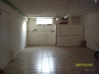 Laboratorio in Vendita a Arese, zona GranCaffè, 70'000€, 75 m²