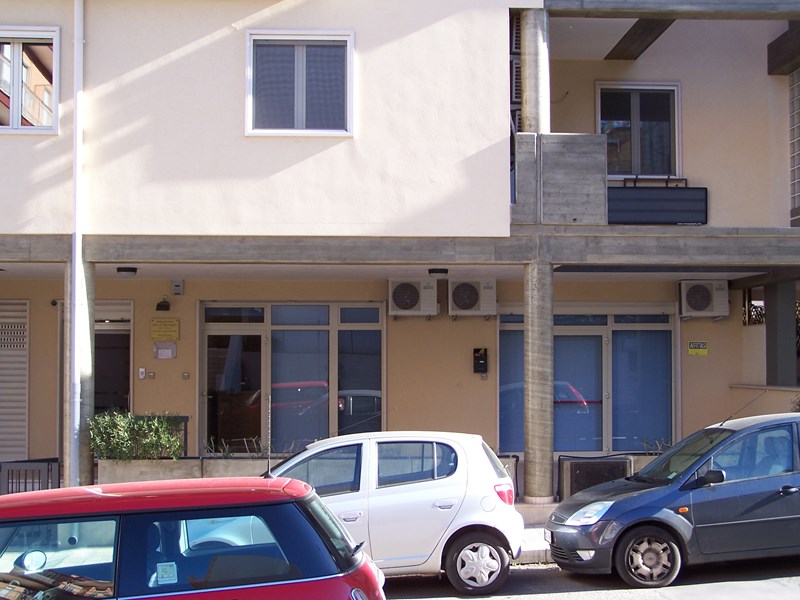 Immobile commerciale in Vendita a Castellana Grotte, zona semicentro, 200€, 100 m²