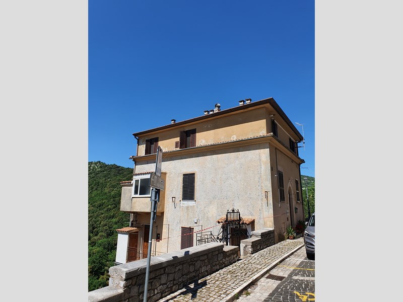 Appartamento in Vendita a Bassiano, zona centro, 73'000&euro;, 103 m², con Box