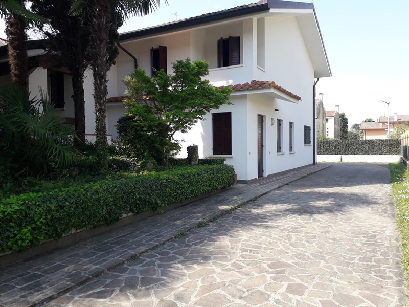 Villa in Vendita a Loreggia, 550'000€, 470 m²