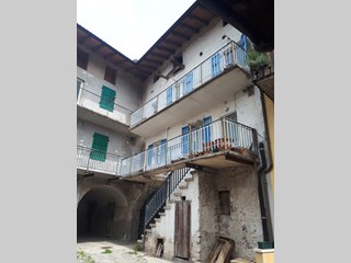 Casa Indipendente in Vendita a Ala, zona Pilcante, 99'000€, 225 m², con Box