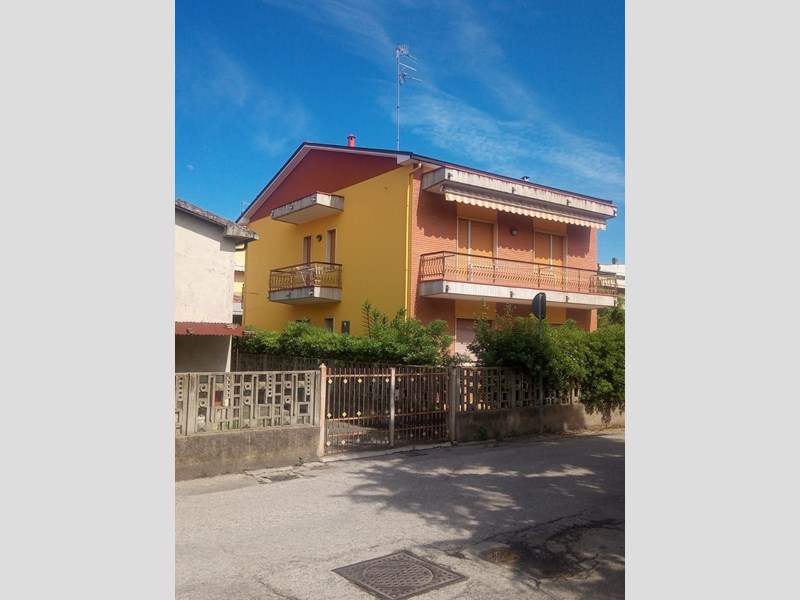 Appartamento in Vendita a Giulianova, zona CENTRALE, 145'000€, 110 m², arredato, con Box