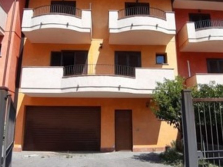 Villetta a schiera in Affitto a Luras, 400€, 180 m², arredato