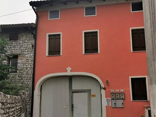 Rustico in Vendita a Aviano, zona urbanistica A ambiti di interesse storico, 85'000€, 300 m², con Box