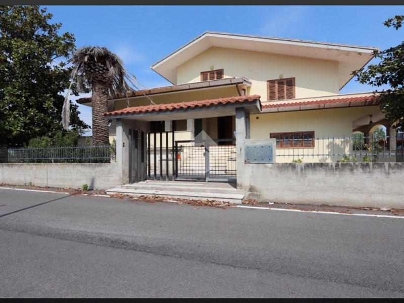 Villa bifamiliare in Vendita a Colonnella, 250'000€, 400 m²