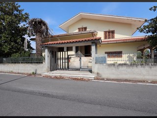 Villa bifamiliare in Vendita a Colonnella, 250'000€, 400 m²