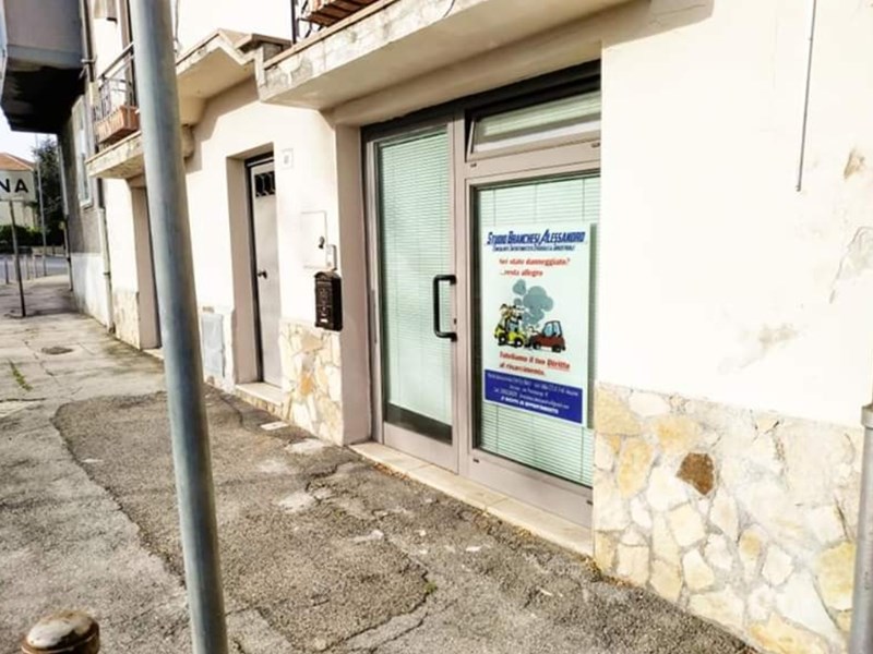 Immobile commerciale in Vendita a Ancona, zona PINOCCHIO, 23'000€, 48 m²